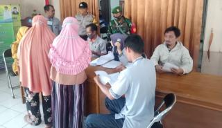 Polsek Cibugel, Kawal Pemdes Sukaraja Distribusikan Bantuan Sosial Tunai Dari Kemensos           